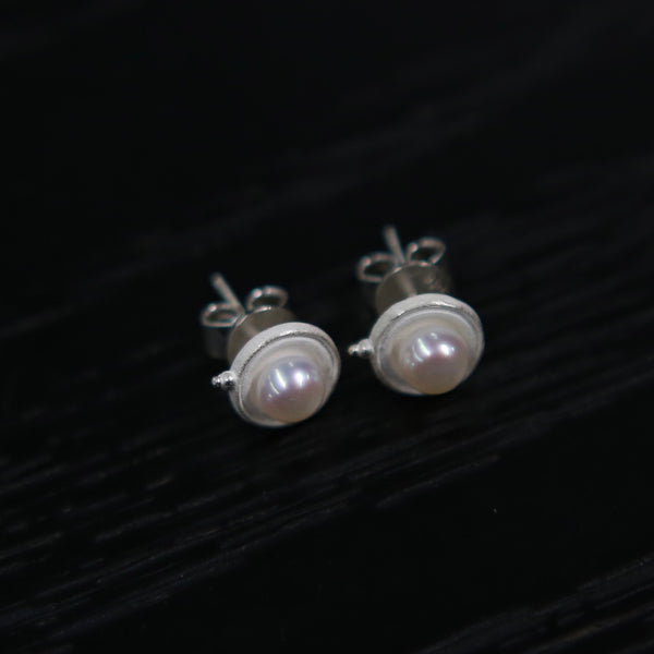 OLIO E ACETO Silver Pearl Ripple Earrings OLIO-OA13E15-YZZB Silver/Pearl White